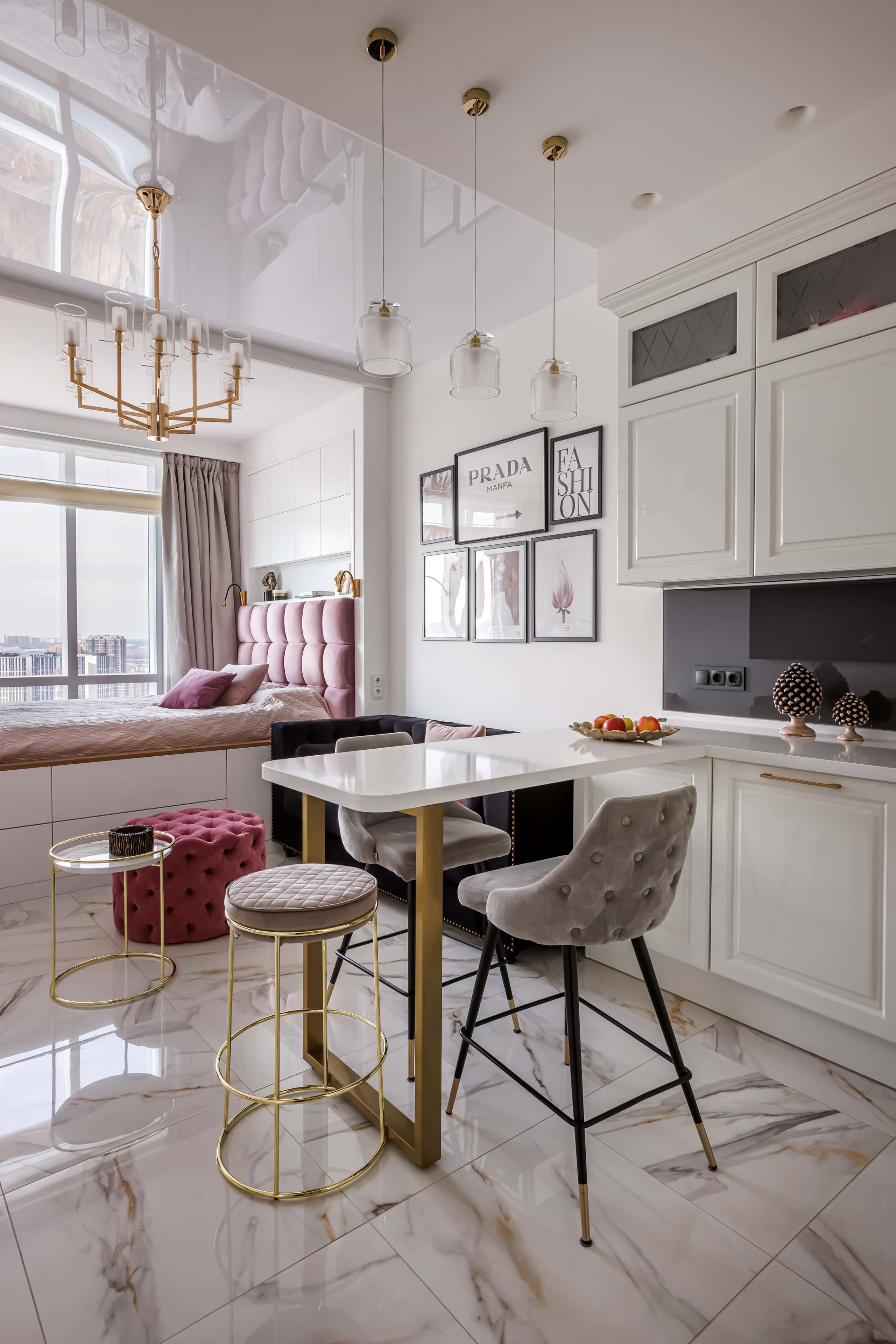 Робочий куточок Інтер'єр для маленької квартири: ергономічне робоче місце біля вікна.