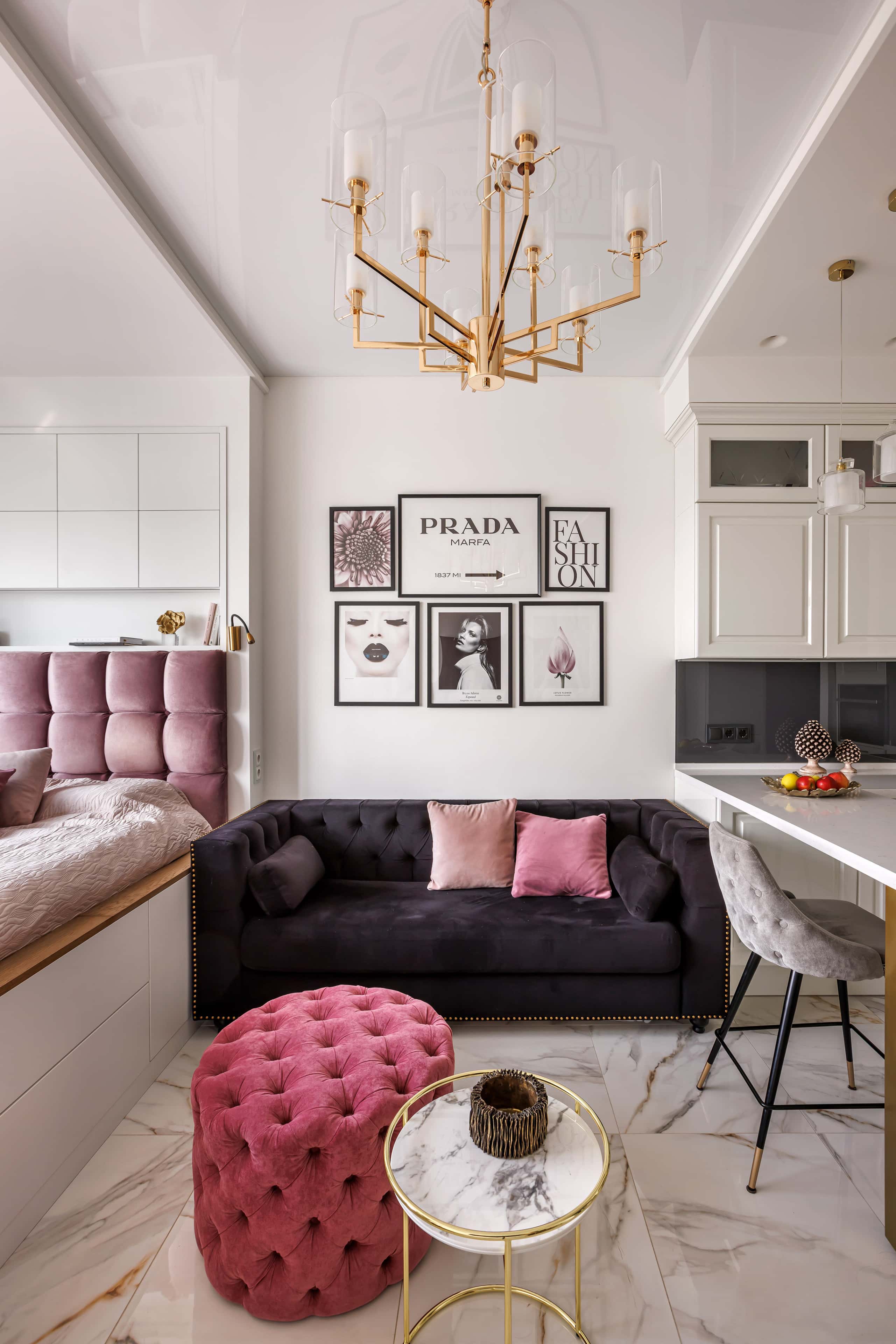 Камін в інтер'єрі Дизайн інтер'єру квартири 2026: сучасний камін у вітальні з цегляною кладкою.