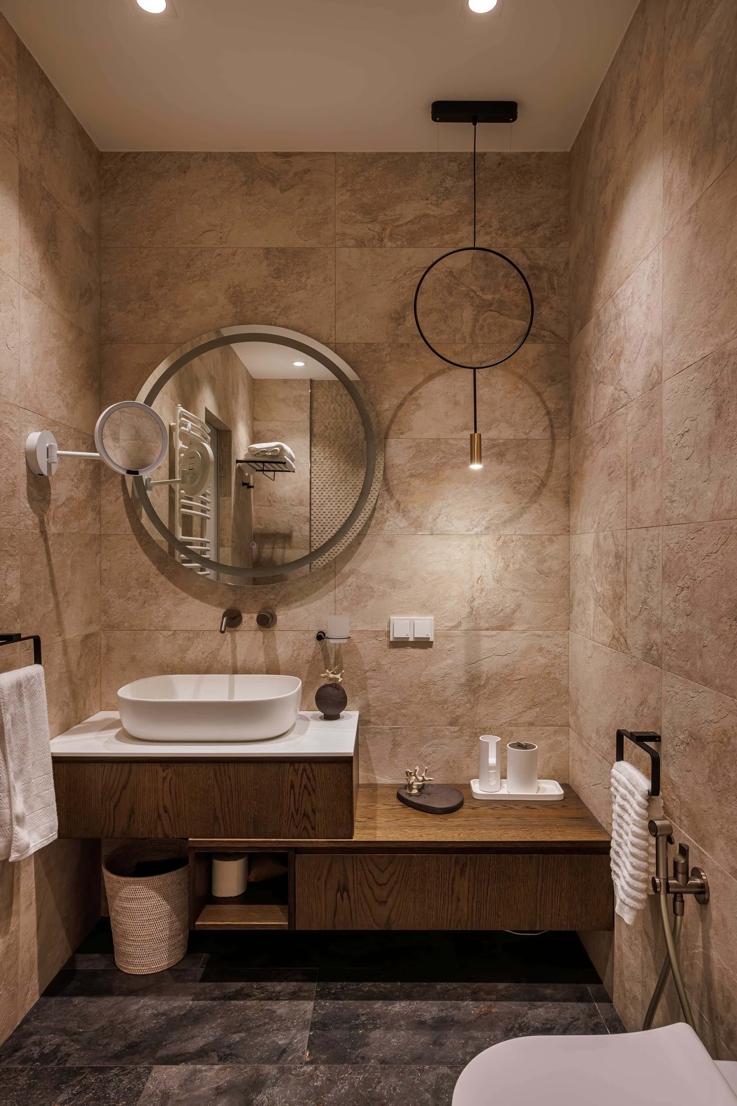 Камінь в інтер'єрі 2026 Інтер'єр квартири 2026 з використанням керамограніту під камінь та акцентним освітленням.