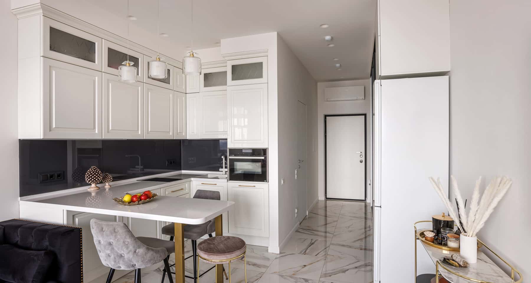 Кімната принцеси Дитяча кімната для дівчинки: світлі меблі та декоративні подушки на ліжку.