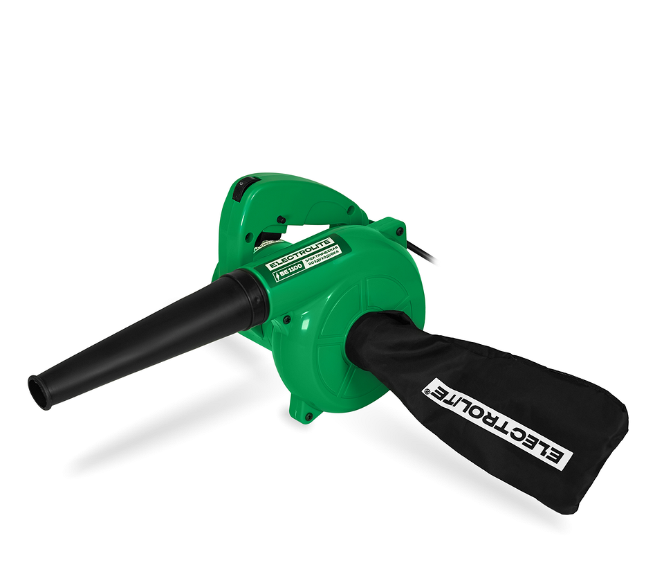 Чоловік використовує садовий пилосос-повітродувку для прибирання на ділянці.