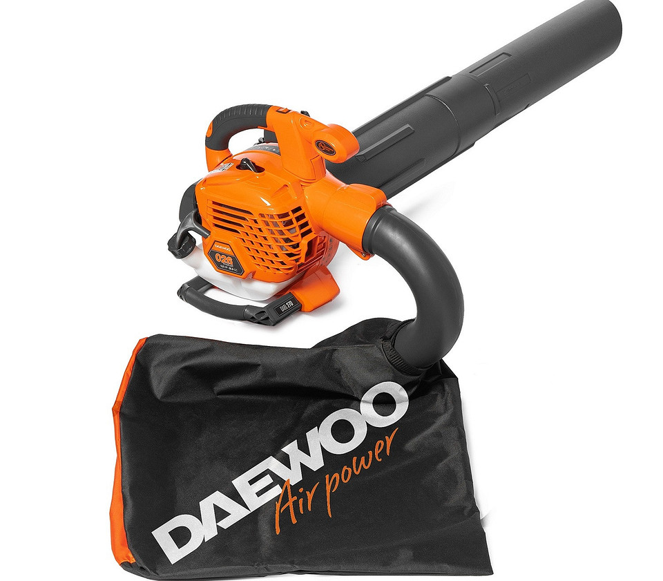 Подрібнювач листя в дії: перетворення великого об'єму листя на мульчу.