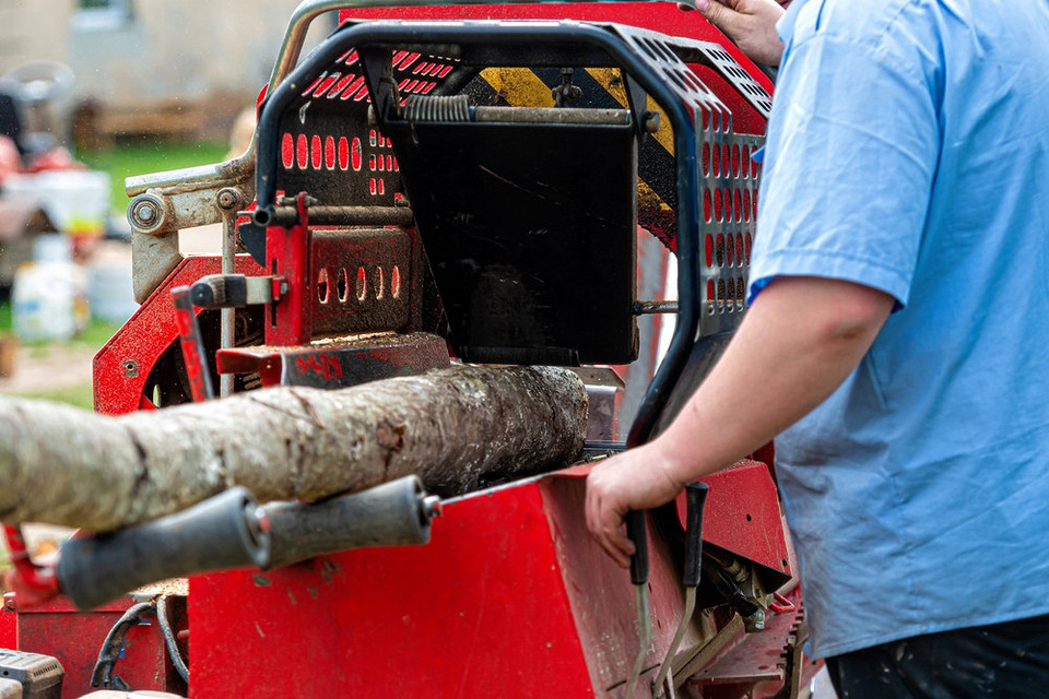 Ефективний дровокол для дому Демонстрація роботи сучасного дровоколу для дому, що полегшує заготовку деревини.