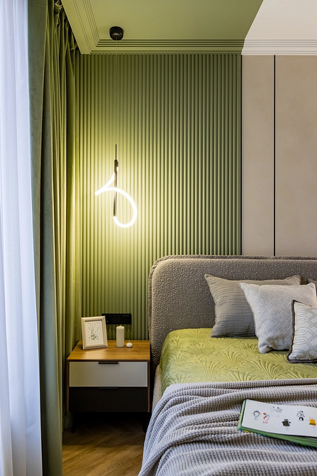 Теплі кольори для затишку Приклад використання теплого кольору стін, що створює затишну атмосферу в кімнаті