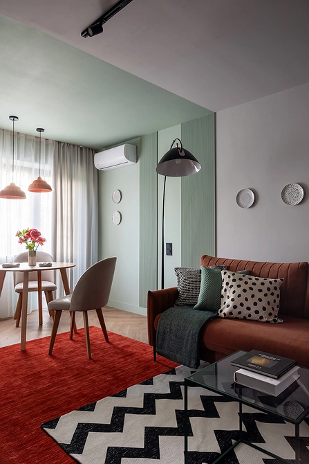 Темний колір: помилка Приклад невдалого вибору кольору стін для маленької квартири, темний та пригнічуючий.