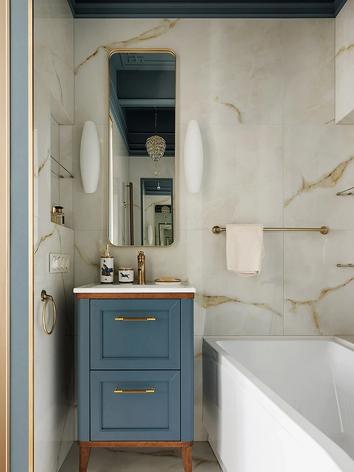 Акцентна стіна Інтер'єр з акцентною стіною, пофарбованою в контрастний колір