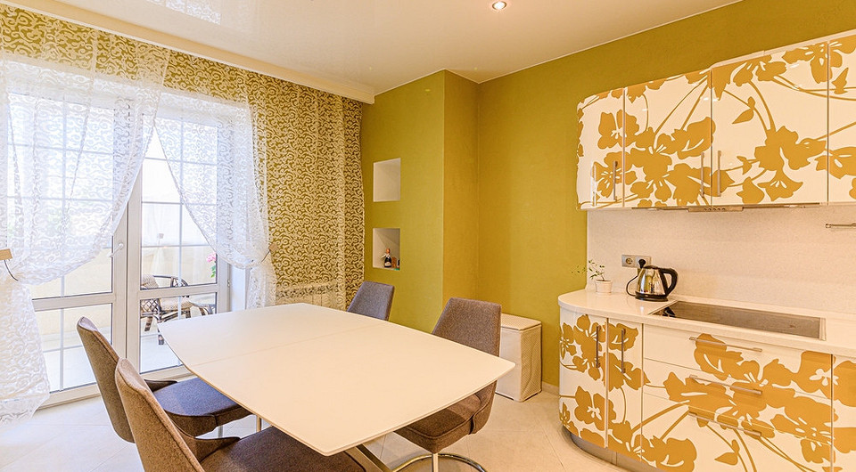 Помилка кольору стін Інтер'єр кімнати з невдалим вибором кольору стін, що створює дискомфорт