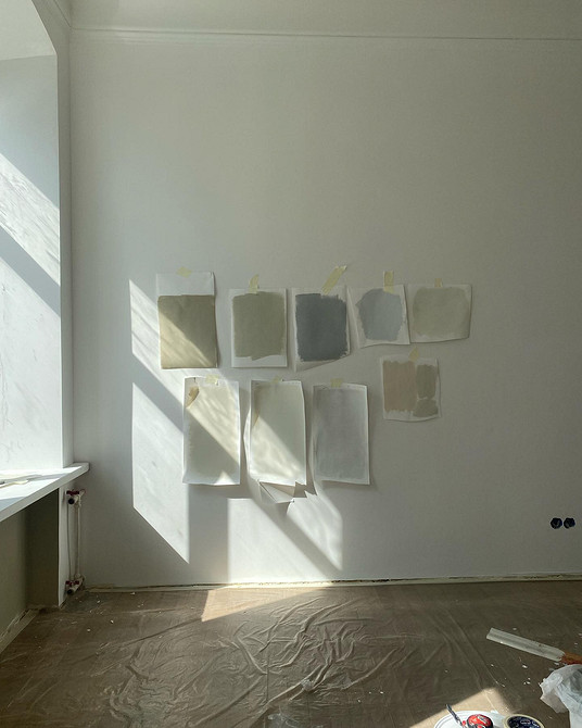 Колір для малих просторів Використання занадто яскравих кольорів в маленькій квартирі, що візуально зменшує простір