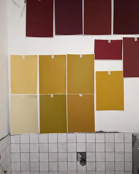 Нейтральні кольори стін Інтер'єр з нейтральним кольором стін, який візуально збільшує простір кімнати