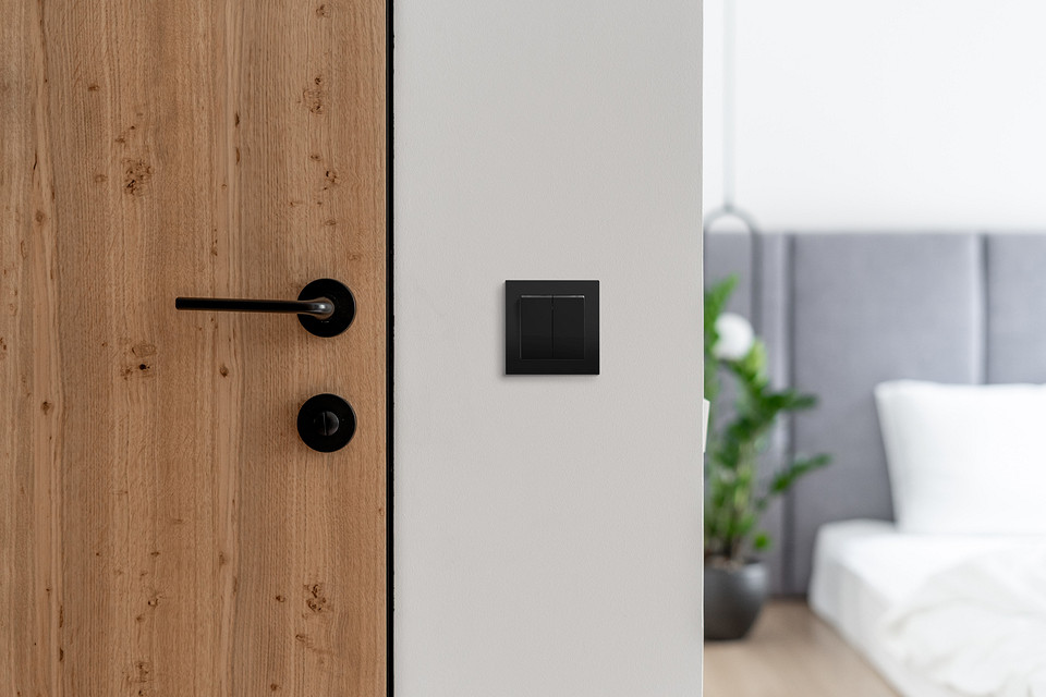 Комфорт біля ліжка Сучасна електрофурнітура: прихована розетка біля ліжка в інтер'єрі 2026.