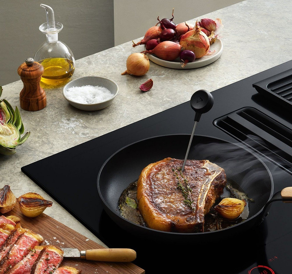 Індукційна плита з витяжкою 2026 забезпечує приготування їжі без запаху на кухні.