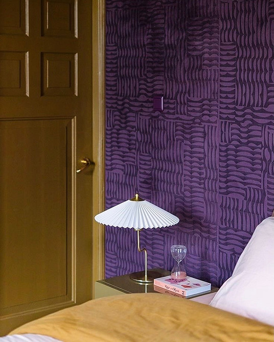 Смуги збільшують простір Стильні шпалери для маленької квартири 2026 з вертикальними смугами.