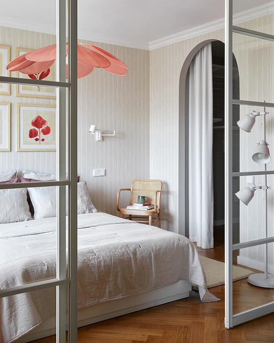 Геометрія на стінах Тренди шпалер 2026: геометрія та чіткі лінії в сучасному інтер'єрі квартири.