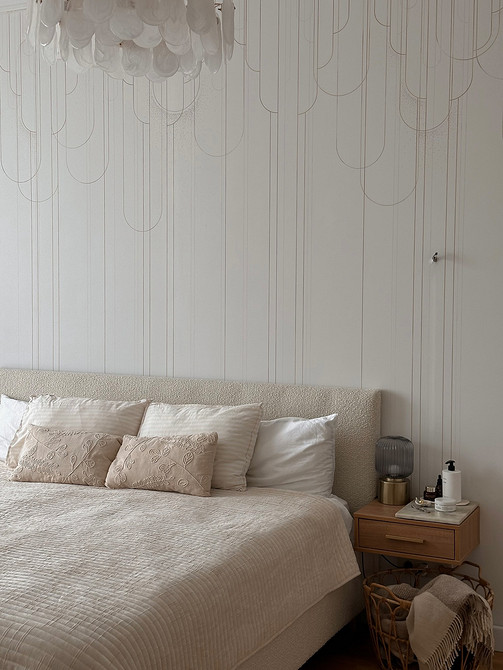 Абстракція та сучасність Модні шпалери 2026: Абстрактний дизайн у світлій вітальні з сучасними меблями.