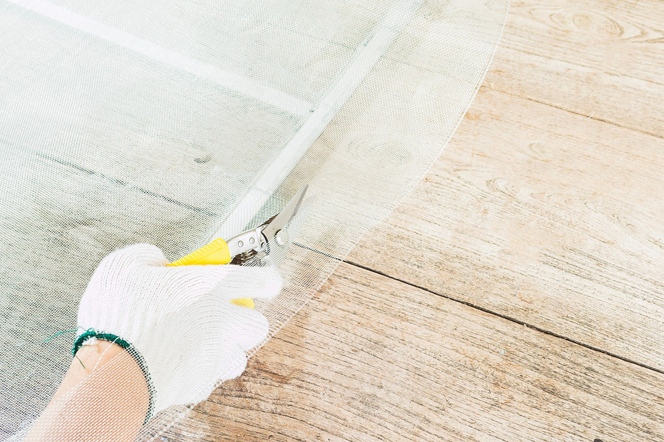 Будівельний мотлох геть! Будівельне сміття: мішки з цементом та залишки гіпсокартону потребують утилізації після ремонту.