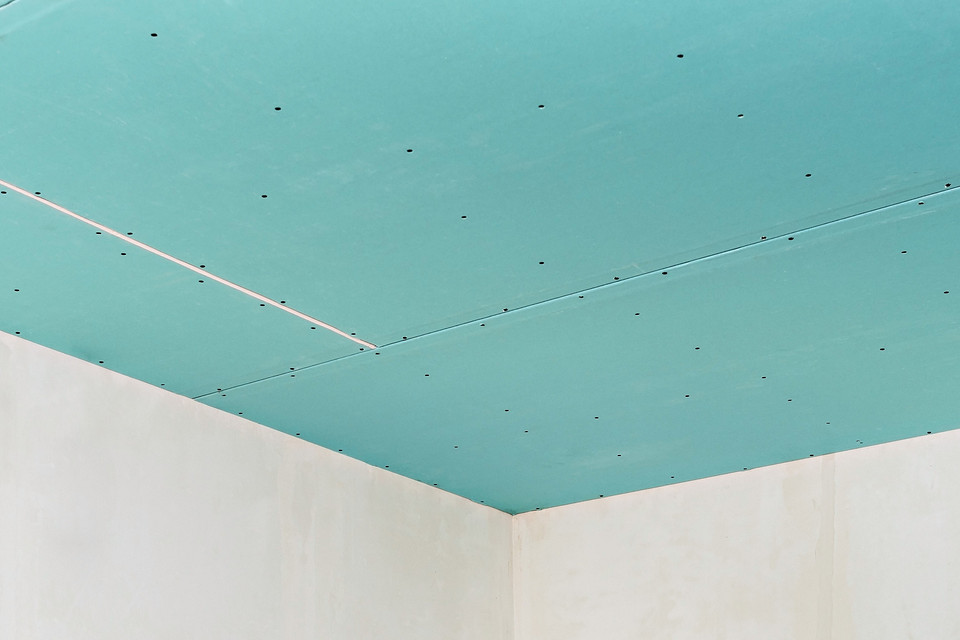 Безпечне зберігання Безпечне зберігання: будматеріали, акуратно складені на балконі, чекають на утилізацію.