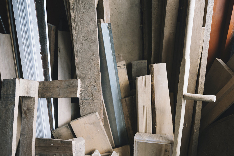 Вивіз сміття Утилізація залишків: старі шпалери та інші відходи ремонту чекають вивезення з балкону.