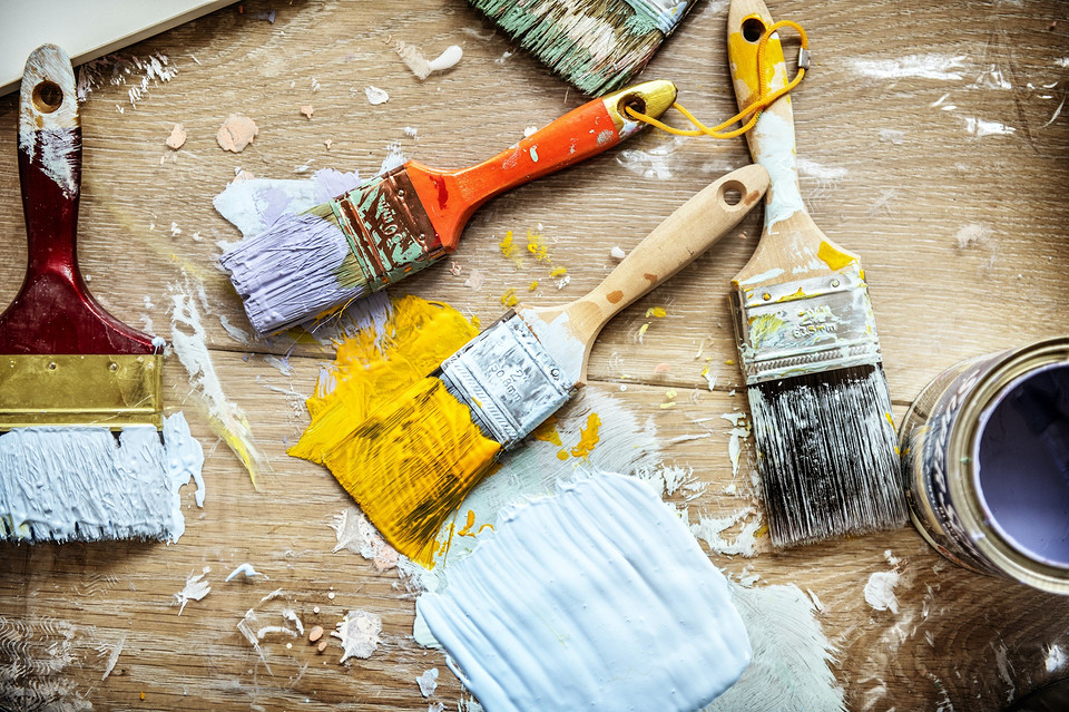 Все на смітник! Залишки після ремонту: використані інструменти та будівельні матеріали, які необхідно утилізувати.