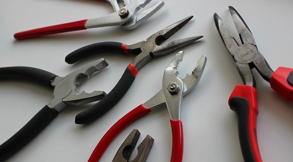 Пасатижі чи плоскогубці? Різниця між пасатижами та плоскогубцями: огляд інструментів для ремонту та будівництва.