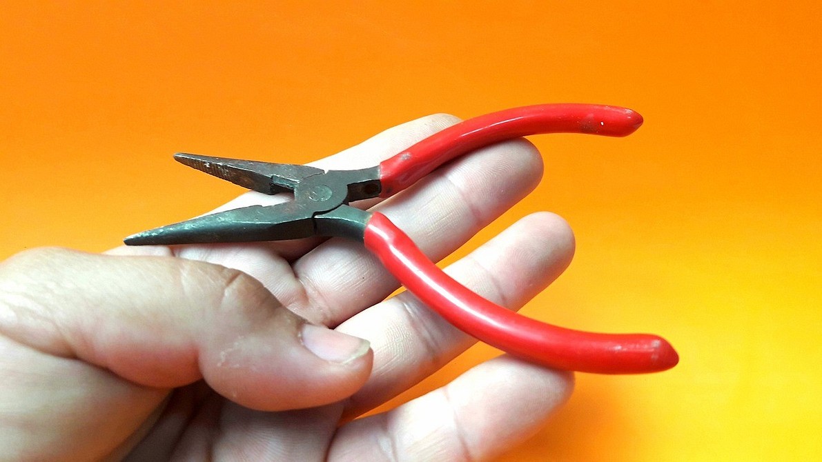 Пасатижі чи плоскогубці? Пасатижі та плоскогубці: порівняння двох інструментів, їхні відмінності та сфера застосування.