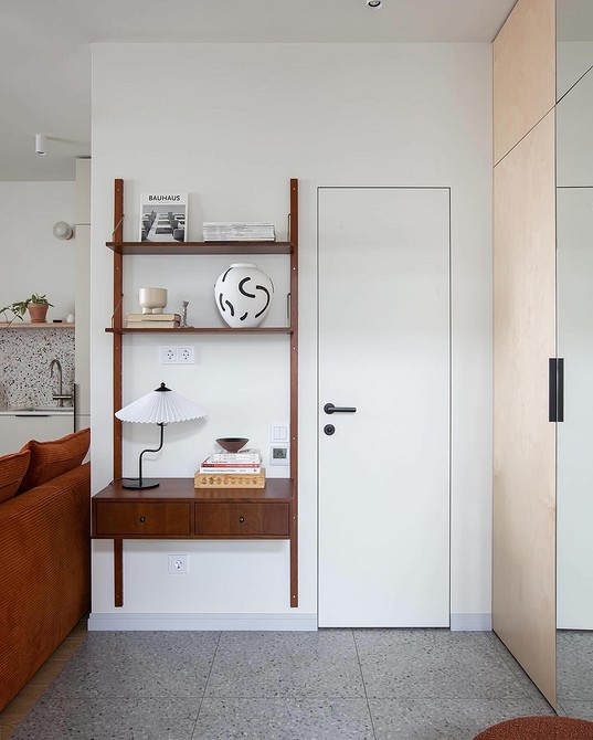 Стриманий шик Мінімалістичний дизайн 2026: плитка на підлозі, що підкреслює стриманість та елегантність.