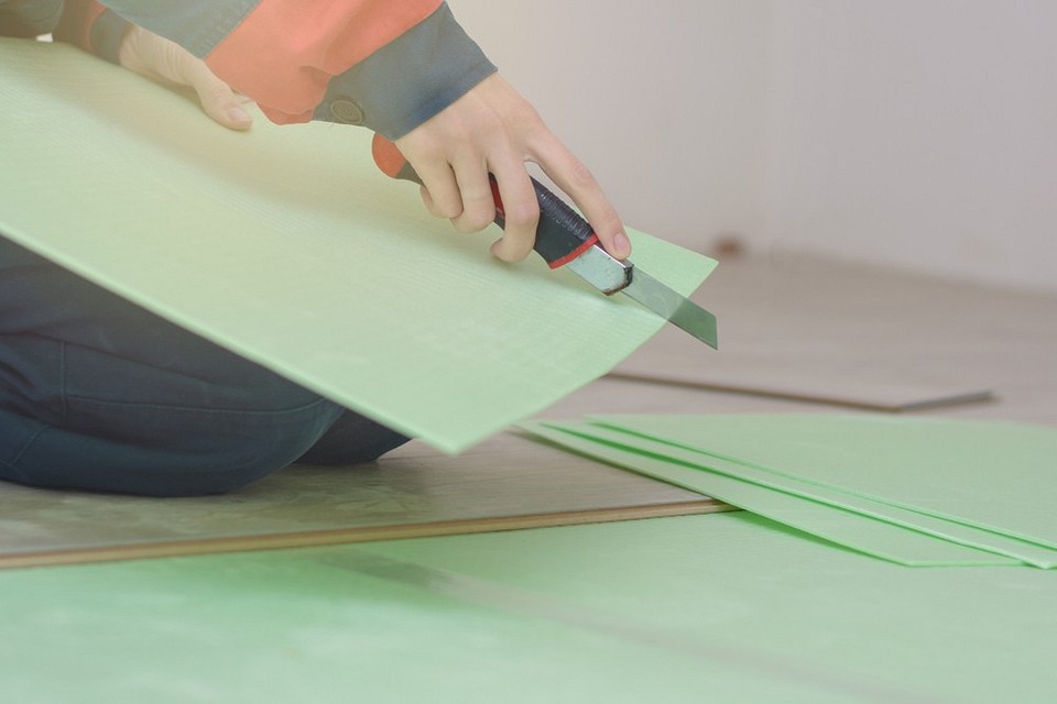 Вологостійка підкладка Монтаж вологостійкої підкладки під ламінат для захисту від вологи та продовження терміну служби.