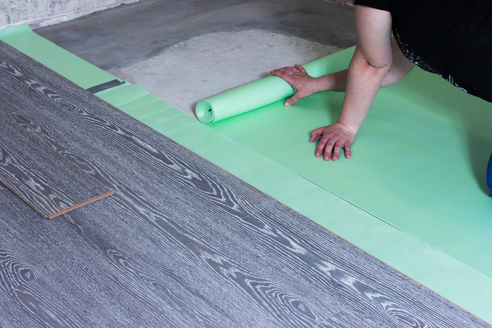 Тиша та тепло Вибір ідеальної підкладки під ламінат для забезпечення тиші та тепла у вашому домі.