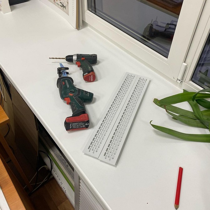 Утеплення вікон 2026 Потіють вікна зсередини: приклад конденсату через недостатнє утеплення в 2026 році.