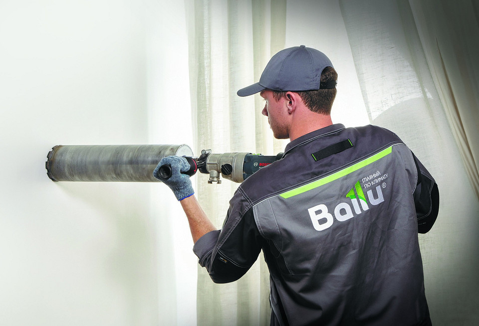 HEPA-фільтрація повітря Приточний очищувач повітря Ballu ONEAIR з HEPA-фільтрами, що демонструє ефективне очищення міського повітря 2026.