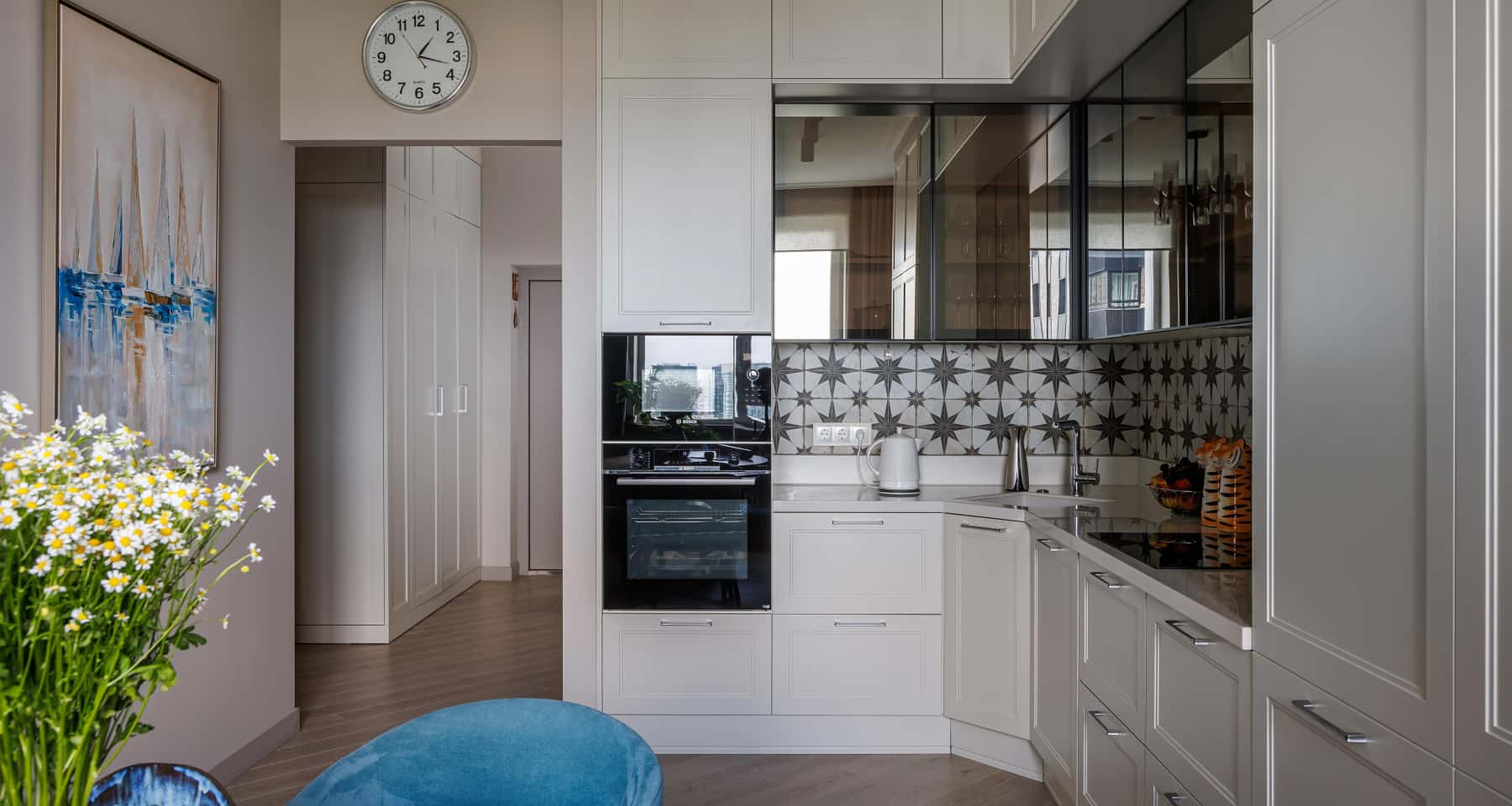 Кухня 2026: Мінімалізм Дизайн інтер'єру квартири 2026: сучасна кухня з керамогранітним фартухом у мінімалізмі.