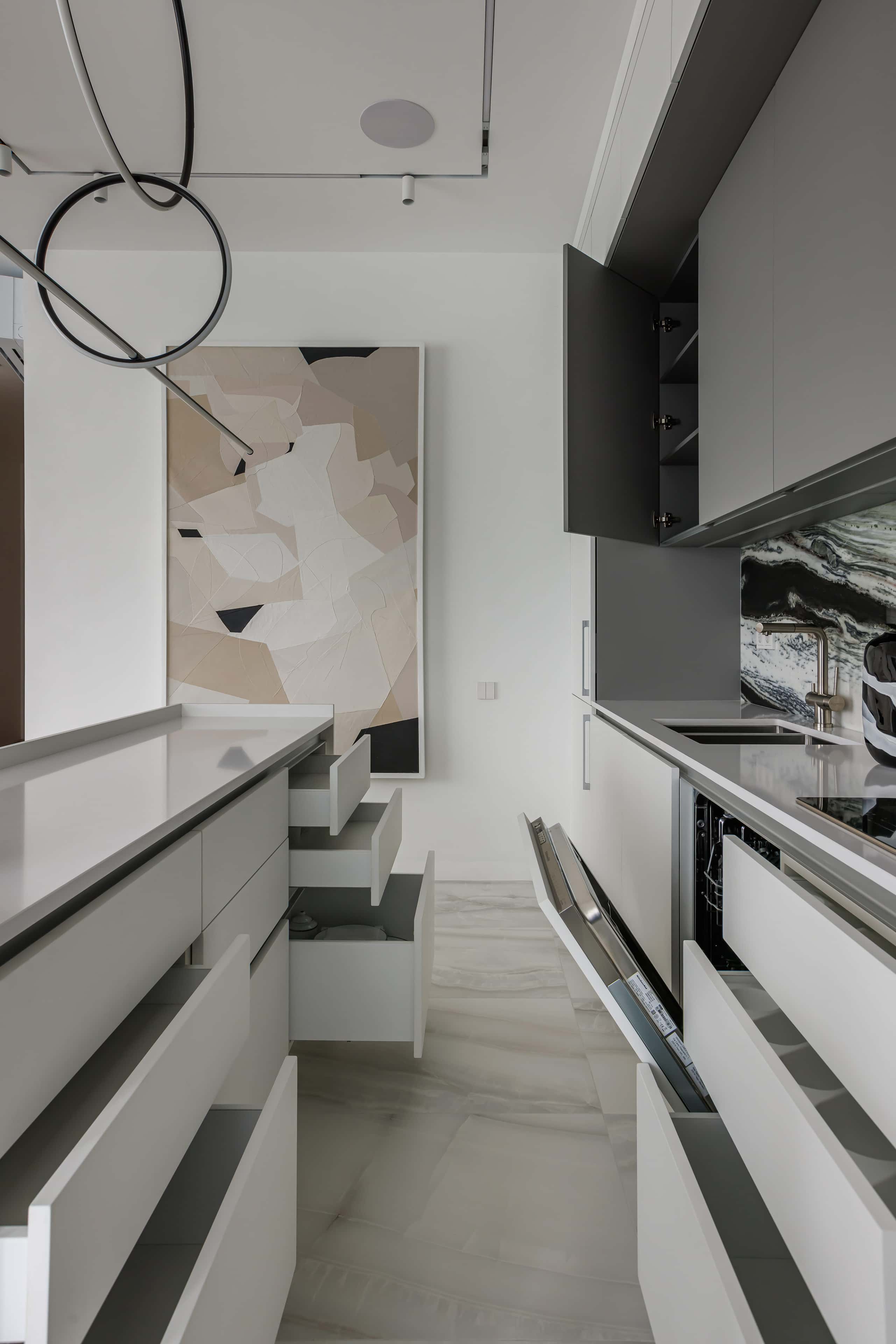 Скандинавський затишок 2026 Дизайн інтер'єру квартири 2026: світла вітальня у скандинавському стилі з керамогранітним фартухом.