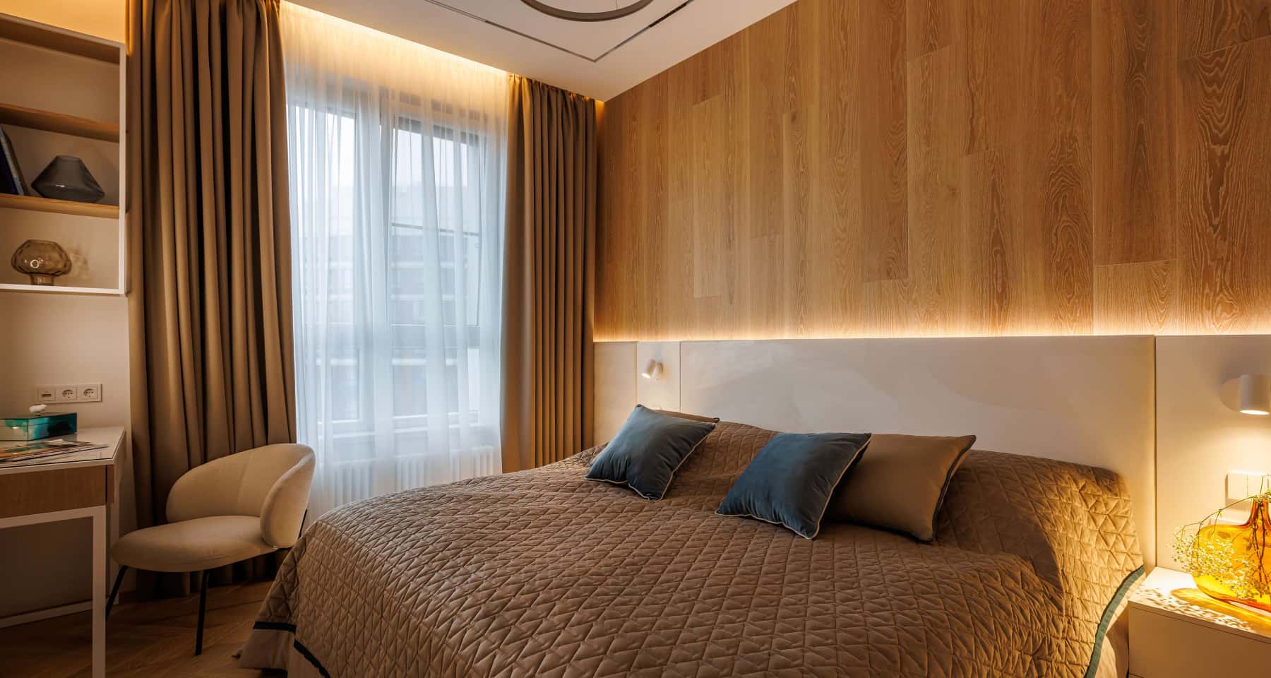 Робочий простір 2026 Інтер'єр квартири 2026: робочий куточок в стилі мінімалізм з великим вікном.