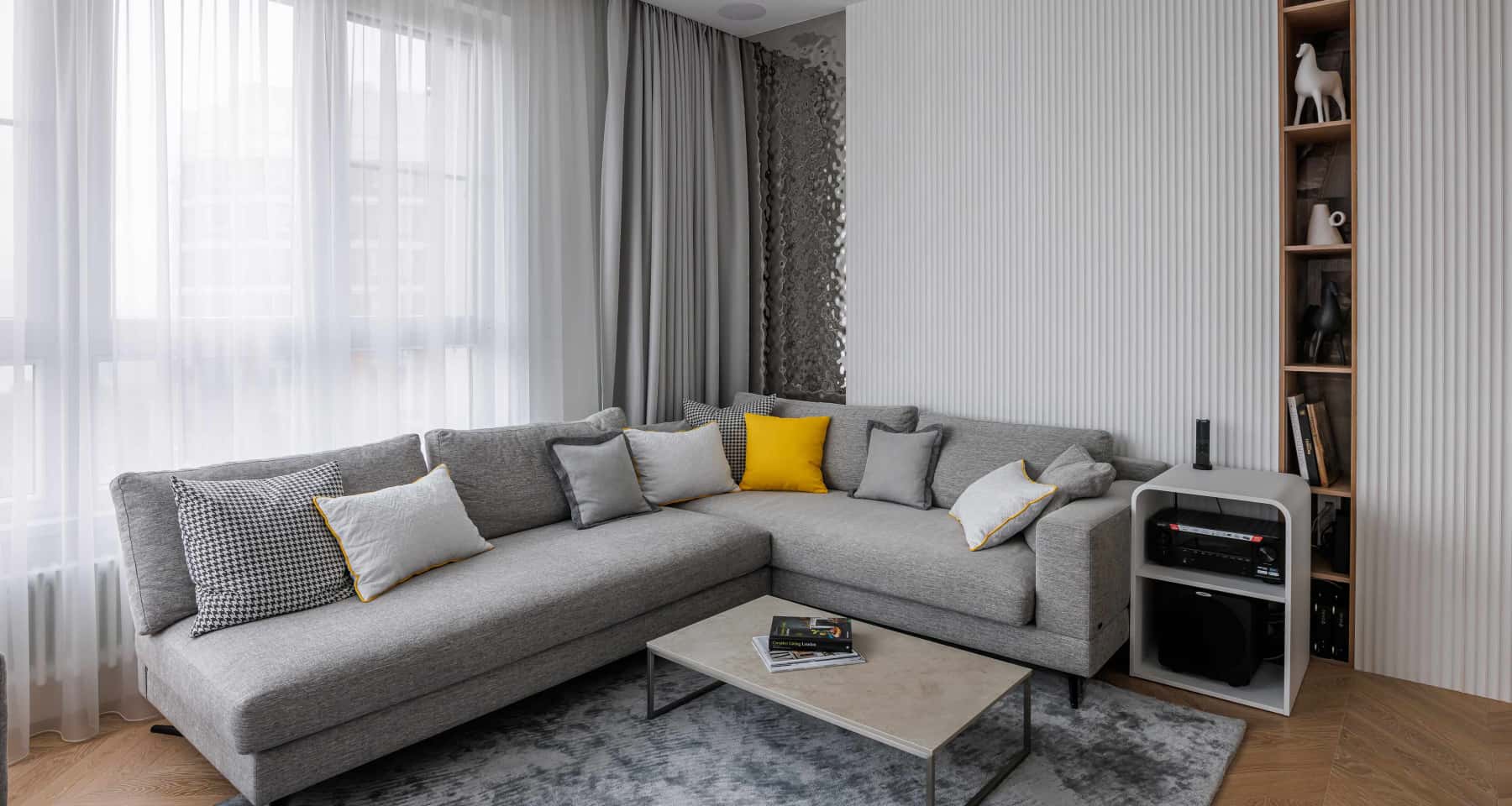 Скандинавська спальня 2026 Дизайн спальні 2026: затишна кімната в скандинавському стилі з м'яким освітленням.