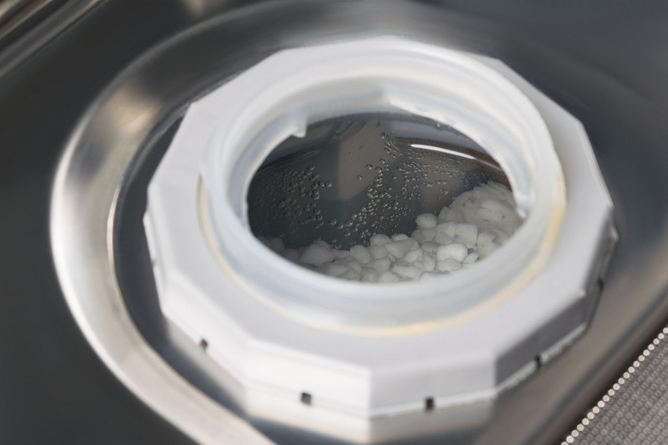 Індикатор солі Індикатор рівня солі на панелі посудомийної машини: коли потрібно додати