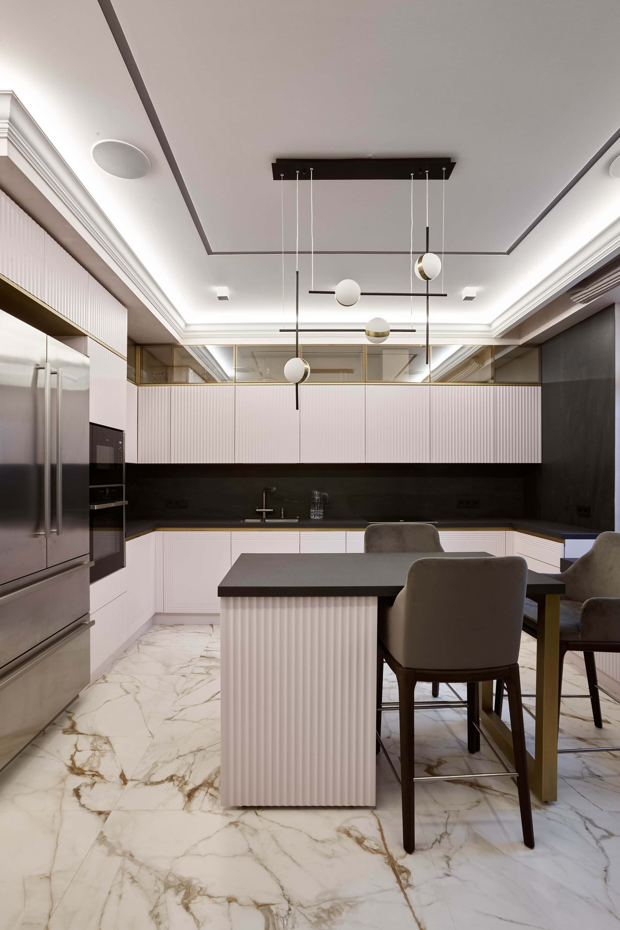 Треки та підвіси Освітлення кухні 2026: трекові системи та підвісні світильники в сучасному інтер'єрі