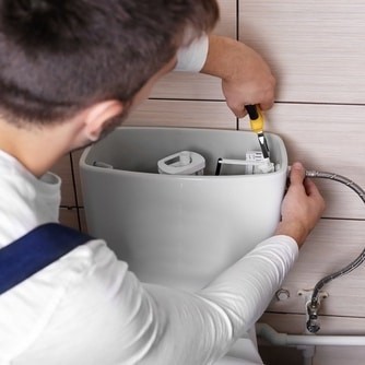 Заміна арматури на нову Фотографія показує заміну старої арматури бачка унітазу на нову, сучасну модель.