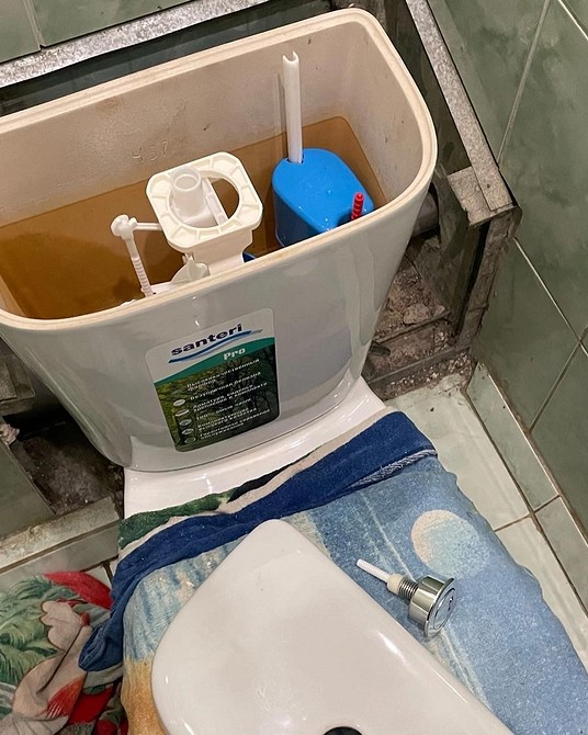 З'єднання бачка та чаші Зображення показує місце з'єднання бачка та чаші унітазу, де часто виникають протікання.