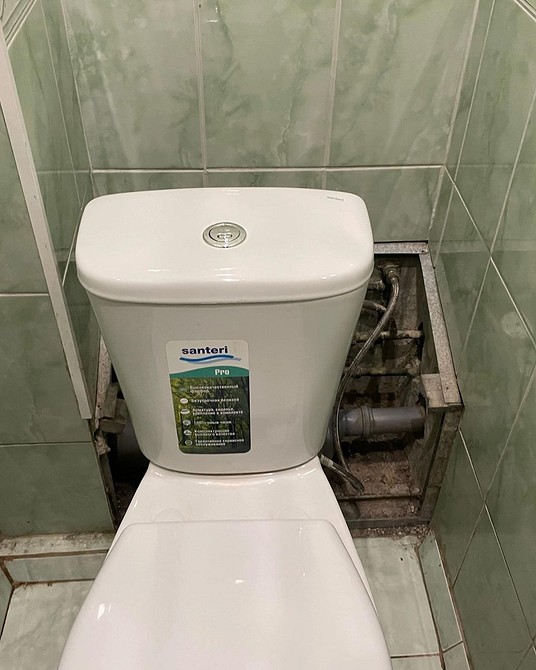 Перевірка зливного клапана Фотографія ілюструє процес перевірки зливного клапана на наявність дефектів або пошкоджень.