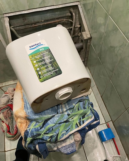 Регулювання поплавка Фотографія демонструє правильне регулювання поплавка в бачку унітазу для запобігання переливу.