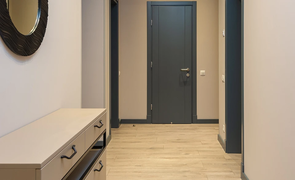 Темрява: дизайнерська помилка Недостатнє освітлення псує ремонт: темна кімната в маленькій квартирі.