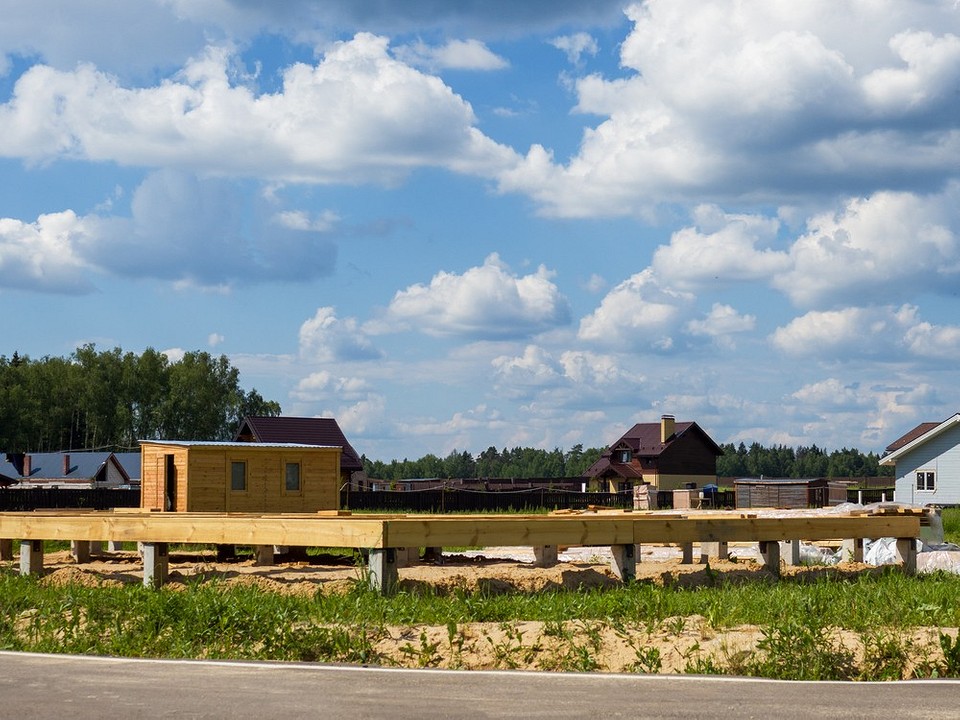 Арматура: монолітний каркас Процес укладання арматури в опалубку для заливки монолітного фундаменту.