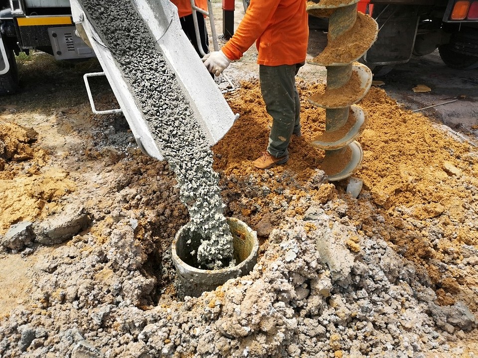 Монолітний фундамент готовий Фотографія готового монолітного фундаменту для сучасного приватного будинку.