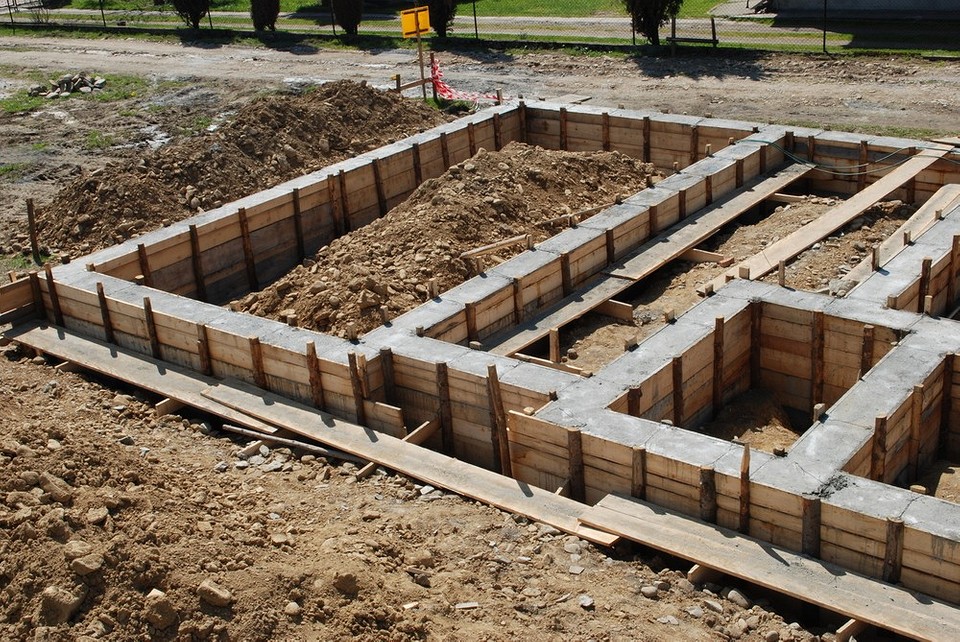 Моноліт: етапи заливки Процес заливки монолітного фундаменту для майбутнього приватного будинку.