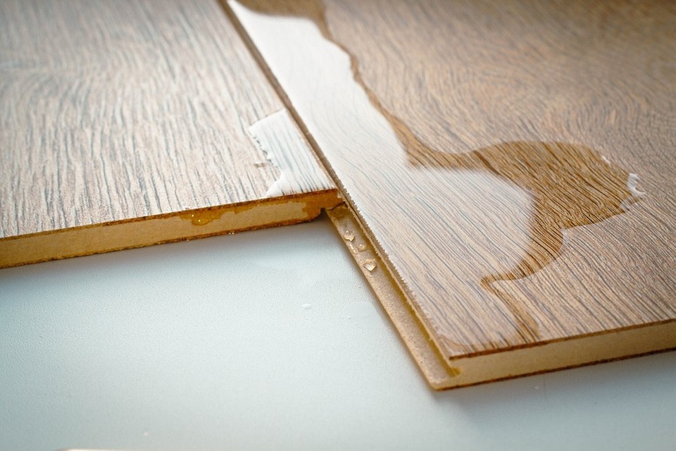 Захист: вологий ламінат Переваги вологостійкого ламінату: довговічність та захист від пошкоджень.