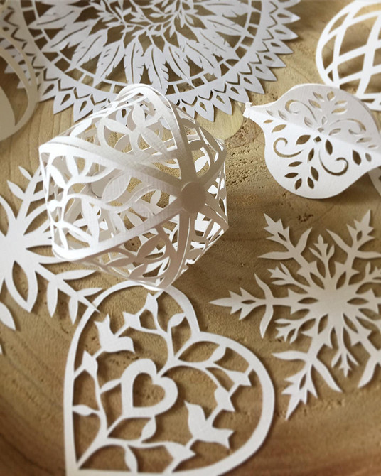 Витинанки ручної роботи Святкові витинанки 2026 на вікна: тонкі паперові прикраси ручної роботи.