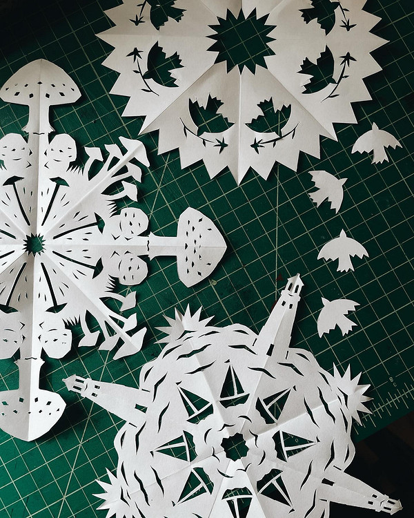 Креативні ідеї декору Креативні витинанки 2026: ідеї паперового декору вікон до новорічних свят