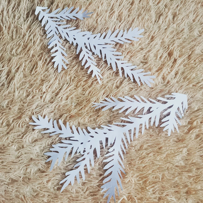 Паперові дива на вікнах Новорічні витинанки 2026: паперові прикраси на вікна, шаблони для вирізання.