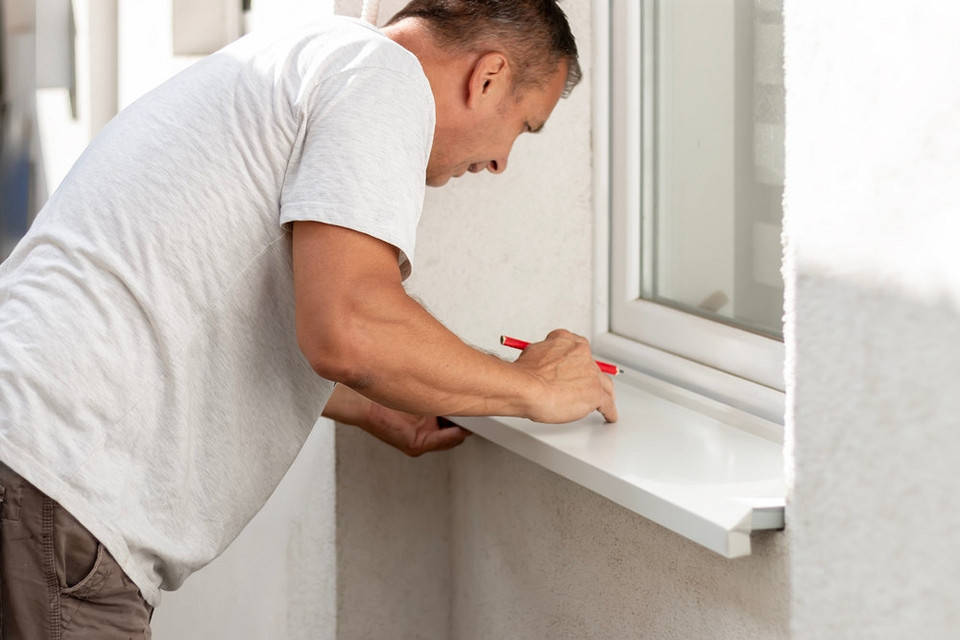 Встановлюємо підвіконня Встановлення нового пластикового підвіконня своїми руками