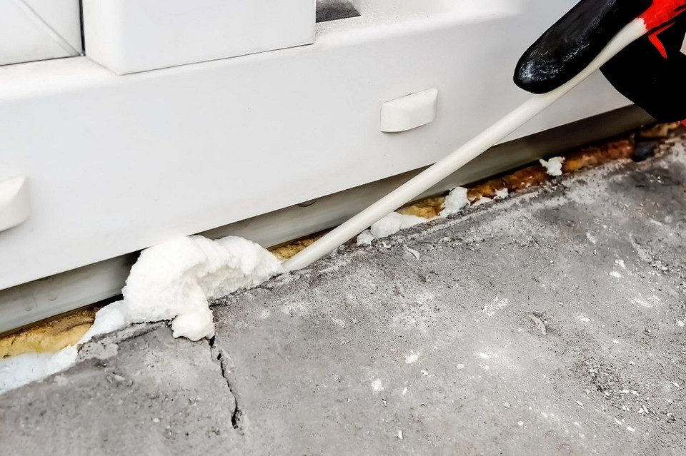 Піна для фіксації Заповнення монтажною піною щілин під час встановлення підвіконня