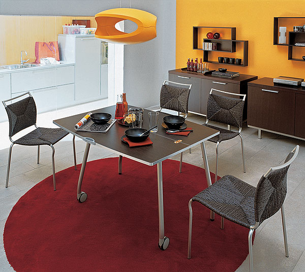 Стиль та комфорт кухні Сучасний обідній стіл з дерев'яною стільницею та металевими ніжками в інтер'єрі кухні 2026.